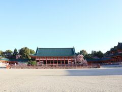 境内の参拝は6時からとのことで、到着した際にはもう開いていました。

同じく早起きした(?)観光客や地元民らしき方の姿がぽつぽつ。
人がいない姿は最高です！！！(しつこい←


青空が広がる平安神宮。
今日の天気はどうなるのでしょうか？