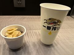 プレミアムラウンジでも一杯いただきました。
1月から食べ物の持ち込み禁止になるそうです。