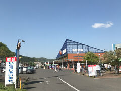 道の駅舞鶴港とれとれセンターに着きました
朝だけど割と駐車場に人が入っています