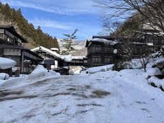 バス停の先に旅の2日目の訪問先の『長寿館』さんがあります。

1875（明治8）年創業の老舗旅館です。