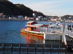 船がいないときはベルを押すと対岸から迎えに来てくれます
この日はちょうどお客さんを乗せてこちらへ向かってくるところでした
愛宕丸