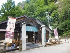 ちょうどランチ時。ご飯も食べられそうだし、ちょっと覗いてみよう・・・と入って見ると、カップラーメンとか食べてる・・・
お風呂の方は、男風呂・女風呂・混浴の大露天風呂。「ちょうど入ってた人が出て、今、貸切ですよ～」と。なんと！入ろうっ
売機で入浴料＠600円、タオル200円を購入。混浴は紙ブラ・パンツ着用（無料）