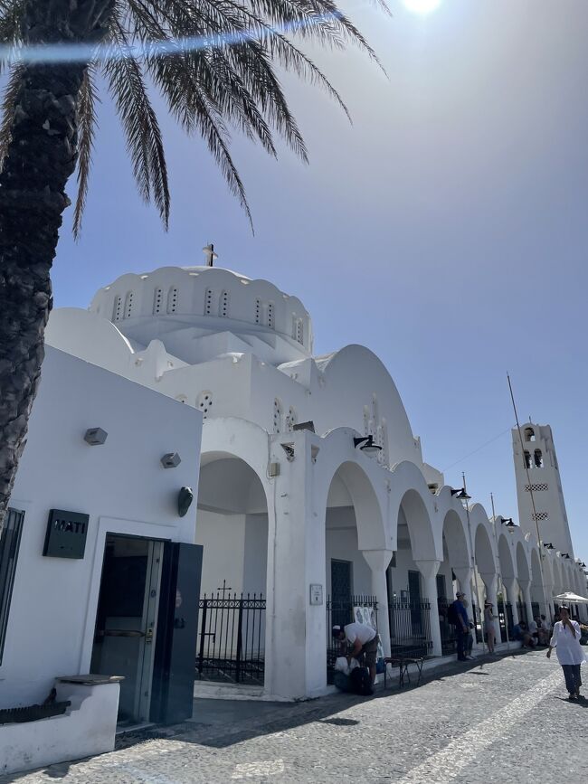 真っ白な教会がありました。<br />中も見学できそうでしたが入りませんでした。<br /><br />フィラの街はとにかく日差しが強く、かなり暑かったです。<br />日向のベンチは熱くて座れないほどでした。