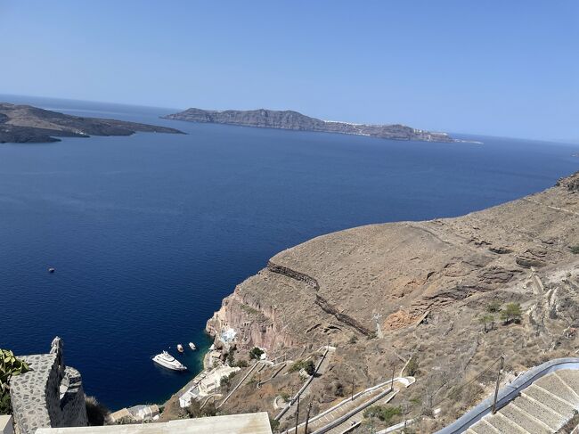 海まで続く階段が見えます。ここを登ってくるのはきつそうです。