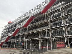 
これでは予約の時間に間に合わない…

地下鉄に乗りかえて、急ぎました。最後は小走りです。
息を切らせ、ポンピドゥーセンター近代美術館にようやく到着。何とか時間に間に合いました。

でも、よく見ると美術館の様子が変です。妙にしんとしているのです。
