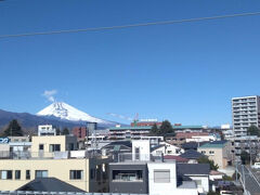 42分で到着しちゃいました。早いっ！
新幹線グリーン車って落ち着くから大好き。もっと乗っていたいとすら思いました。

三島駅ですが、さっそく感動＆驚愕。
駅のホームから、いきなり真正面にこんな大きい富士山が見える！
