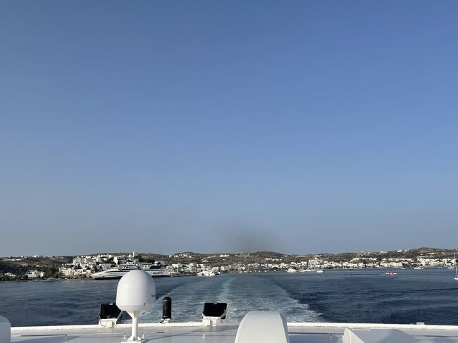 船のデッキへ出られるようだったので出てみました。<br />ベンチがいくつか並べてあって、しばらく座って景色を見ていました。<br />途中いくつか島に立ち寄り、最初は空いていた船内も満席になりました。<br />またギリシャにくることがあれば他の島にも行ってみたいなと思いました。<br /><br />その後は席に戻り、荷物を抱えて寝てしまいました。<br />船の中の治安は良かったです。<br />