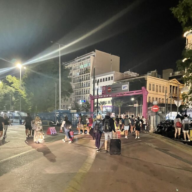 20時半ごろアテネのピレウス港に到着しました。<br />船を降りるとタクシー運転手から観光客へ「タクシー？」の嵐。<br />何人かから声をかけられましたが、ピレウス港から徒歩圏内のホテルを取っていたので断ってホテルへ向かいました。<br />夜のピレウス港はお店もほとんど閉まっていてホテルへの道も人気がなく少し怖かったです。<br /><br />ホテルへ辿り着きチェックインし、夜ご飯を食べていなかったので近くのコンビニのようなお店へ行きました。軽食のようなものもあるかと期待しましたが、なかったのでハムとチーズを買いました。日本のコンビニの充実度はすごいです。<br /><br />この日は寝るだけだからと思って安いホテル（2人で1泊1万円くらい）を予約していたのですが、タバコ臭かったりベッドが固かったり昨日との差が凄くて、もう少し高いホテルにすればよかったと後悔しました…。<br /><br />明日は朝の船でイドラ島へ向かいます！<br />最後の島旅です。<br /><br />ここまでお読みいただきありがとうございました。<br />