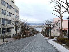八幡坂から見下ろす函館の海は、写真の定番ですね。

車の邪魔にならないように撮影しましょう。
（冬は特に、あまり車来ませんが）