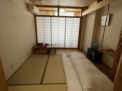 さて、今度は１月１日。
年末年始唯一の仕事休みの日、大阪市内のホテルはどこも高くて・・・前から気になっていた「八尾グランドホテル」が９８００円という信じられないお値段だったので、やってきました。
朝１１時３０分くらいに到着、なんともう部屋の用意ができてますのでどうぞ、と部屋に入れてもらえて嬉しい誤算。