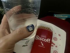 朝一のAAでバミューダへ。JGCでバルクヘッドの足本広い席が指定できたのでしてみたのだけど、真ん中。乗ってみたらやはり窓がよかったなあ、と後悔。２時間弱のフライトなのに、ソフトドリンクとビスコフが無料で太っ腹と一瞬思ったけど、これ国際線だった。アジアだったら食事出るね。