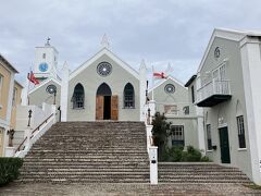 空港からまずバスで向かったのは、空港からほど近いSt George。世界遺産にもなっている。St.Peter's churchという町の中心にある教会。