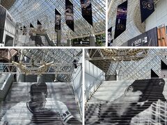 少し早く着いたので、東京ドーム外周通路を歩いてみました。

ジャイアンツの創立90周年という事で、通路は長嶋さん、王さんという両レジェンドで幟で飾られていました。

22ゲート横の3塁側階段は長嶋ゲート、1塁側階段は王ゲートとなっていて、モニュメントと共にお二人が迎えてくれます。

これだけでワクワクしますね。