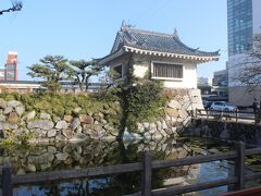 唐津駅からまっすぐ北上すると、唐津市役所が堀の中にあり、一層の櫓が復元されています。
