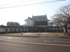 市役所前を右折し旧唐津銀行前を素どおりすると、川に臨んで三の丸辰巳櫓が建ちます。