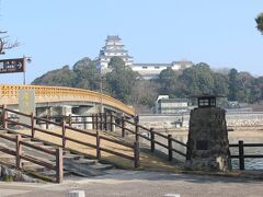 バスの車庫のようなところを抜けると、綺麗な橋の向こうに天守がそびえます。