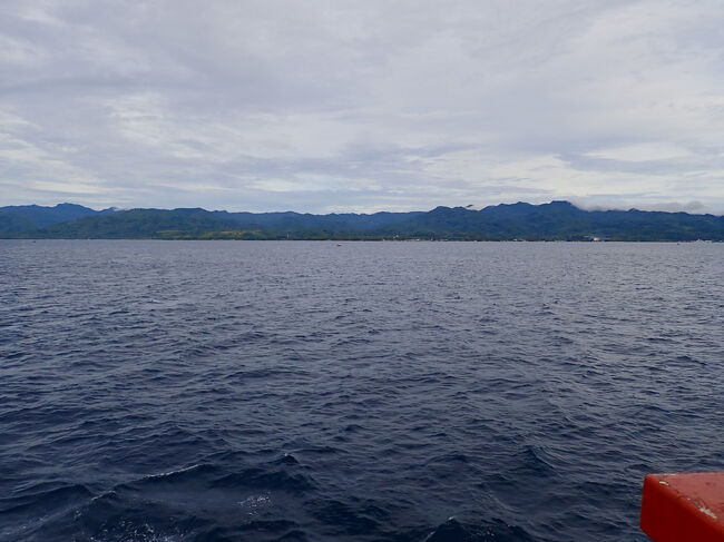 空が明るくなって来て、アンボンの街が見えて来ました。<br />