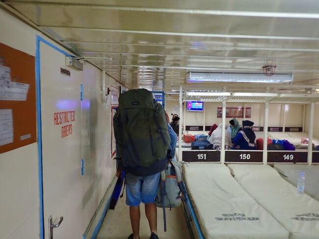 船室内の荷物を纏めます。