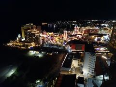 隣のアメリカンビレッジの夜景です。

朝食付きだけなので、今日の夕食はアメリカンビレッジで食べます。