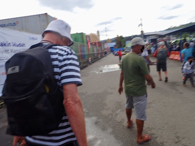 船の外で待っていた白タクの運転手に連れられて、