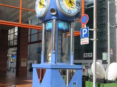 福井駅から５分ほど、西武百貨店の横の通りに建つ高さ５ｍの時計です。青い文字盤は時間と分が記されていて、黒い2本の針が時を指しています。中心の黄色い文字盤に2000年～2100年が記されていて、赤い針が2025を指していました。訪れた時期は残念ながらからくりは故障中でしたが、三人の子供たちが2100年にワープするようです。