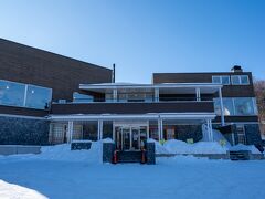 翌日、車で移動して高峰高原ビジターセンター。
ここにクルマを駐車。
トイレも有りますが夜間は閉まっています。
確か８：３０に開きました。