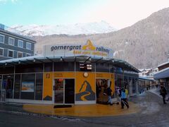 ゴルナーグラート登山鉄道の駅は、ツェルマット駅の目の前にあります
これから予定通り登山鉄道にのるぜ！