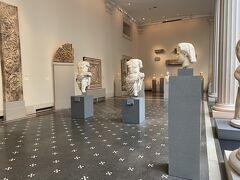 地下鉄でメトロポリタン美術館へ。
自然史博物館のように地下鉄に直結というわけでなく、少し歩きます。
朝からだいぶ歩いているので疲れました。
