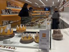 (許可をいただいて撮っています)

雨の中、ふと明るい光に気づきました。顔を上げると、綺麗なお店がそこにあります。

「Thierry Mulhaupt」
ストラスブールの有名なパティスリーです。ウィンドウに、アルザスのお菓子クグロフ(写真の右隅)が見えました。
クグロフ…ずっと食べてみたかったのです。

光に吸い込まれるように、店内に入りました。

