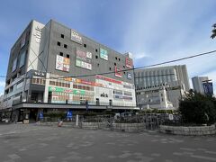 JR京葉線「海浜幕張」駅北口を出て右方向の写真。

ショッピングモール『スーク海浜幕張』の右手に、
本日お世話になるホテル『ホテルスプリングス幕張プレミア』さんが
見えます。