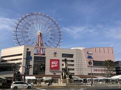 鹿児島空港からのバス、VISAタッチだと100円引きだった。カードだと安くなるというのをネットで見た気したんだけど、券売機カード払いは安くなくて、あれっと思ったんだよね。なんだ、タッチならチケット買う必要もなく一本前に乗れたのに。失敗した。3人で200円と10分ロス。もっと宣伝してほしいタッチ決済。鹿児島中央駅で降りてまずはランチ。