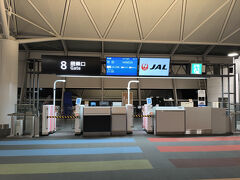 JAL208 羽田行き。
朝一でJALサイバー攻撃のニュースをみて飛ばないかも…と思い、
新幹線で羽田に移動する手段を調べてましたが、
午後一ぐらいで復旧したとニュースでみたのでとりあえず安心しました。
