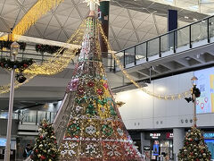 香港到着。
待てど暮らせど私たちの荷物が出てこない。

中国国際航空のカウンターへ行きました。
荷物間に合わなかったから
次の便でくるので19:00に到着予定。
書類を書いてホテルに持ってきてもらうことに

この時は荷物は今日中に届くと思ってました。