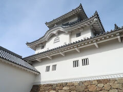 東海の名城と呼ばれている美しいお城。

日本初の本格木造天守閣が復元されています。