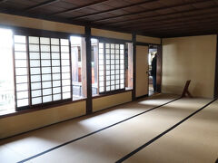 天守閣の近くには掛川城御殿。
儀式など、藩の公的式典の場として利用されていた場所だそうです。

書院造りで建設された御殿は畳敷きの和室が長く連なっています。
