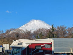 通勤ラッシュをさけるために、少し早めに出発。でも、やっぱりちょっと引っかかっちゃうけど、これはもう仕方がない～(；・∀・) 海老名SAで朝食をとって、足柄SAでトイレ休憩。

あ、富士山！
今日はばっちり見えてるね(≧∀≦)
