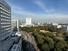 『ホテルスプリングス幕張プレミア』のお部屋からの眺めの写真。

ホテルの本館（14階建て）のプールが見えます。

奥の白い建物は『東都大学』幕張キャンパスになります。