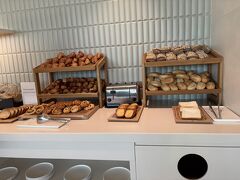 ラウンジもめちゃくちゃオシャレ～
パンがたくさん。カヌレが美味しかった！