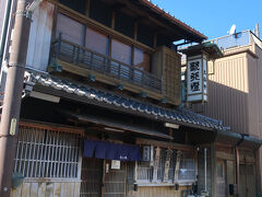 オシャレな看板のお店。うどんなどを食べさせてくれるらしい。