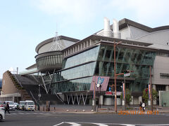 「アルカスSASEBO」です。船をイメージした建物に見えます。