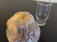  
1月７日火曜日。ストラスブール２日目の朝です。
駅にほど近いLagrange Aparthotel に宿泊しています。

昨日は食欲がなく、ほとんど夕食を食べられませんでした。でも、今朝はけっこう元気です。

朝食は、昨夜Thierry Mulhauptで買ったクグロフ(小 7．５ユーロ)にしました。
しっとり、もっちりした食感です。軽くグラニュー糖がまぶしてあり、それがちょうど良い甘さでした。美味しいです。
他のお店では、グラニュー糖のないものや、アーモンドが乗ったものを見かけました。アルザスのクグロフには、色々なタイプがあるのかもしれません。

