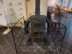 車自体よりも，車載カーナビが古くて，快適なドライブとはならなく。慣れた自分のスマホのナビでの代用を薦められたが，車は運転操作と共に，関連インターフェースが重要と強く実感した。N社とH社の協業が上手く進むか気掛かりだったが案の定破綻しこの先どうなるか。
市街地は交差点や信号が多く，郊外に出るまで混雑。
途中で天気予報通り雨が降りだし，郊外の豊かな自然の景観をゆったり楽しめる状況ではなく。
道の駅「土佐和紙工芸村」に寄る。日帰温泉，宿泊施設「くらうど」，レストラン，手漉き体験や地産品直売場など備えた施設で，夏には仁淀川のカヌーガイドツアーなども開催しているようだ。
レストランは団体予約のため利用出来なかったが，朝食をたっぷり食したので昼食はまだ必要なく。
独特な手足付き意匠の薪ストーブが設置されていたが，自ら薪をくべたり，過剰に溜まった灰を排出するなどの実用的な機能は無いであろう。