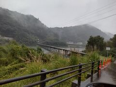 そして高知市街からもっとも近距離でアクセスしやすい仁淀川の最下流に架かる名越屋(なごや)沈下橋に到着。
川幅は広く，仁淀川に架かる沈下橋で最長の191m。幅が狭く欄干が全く無い沈下橋はとても長く見える。
仁淀川(本流)には6本の沈下橋が架かっているが，最下流の名越屋沈下橋は生活道としてそれなりの交通量があるようだ。雨天に水しぶきをあげながら結構な速度で渡る車があり少々驚く。
対岸で容易にUターンできるか不明なので，車で渡橋してみるのは止めておいた。またの機会としたい。