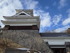 高台にあるに上山城にあがって来ました、日当たりの良いところは雪は溶けてますが明日は雪予報なので楽しみです

上山藩は山形藩57万石の大名だった最上家が1622年にお家騒動を起こし改易され山形藩が三藩に分割され上山藩4万石が誕生し松平氏が入城した城下町です