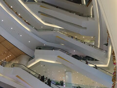 アイコンサイアムの建設はすべてタイ人のスタッフが担った。
日本の大林組で長期研修を経験した10名が中心となり、OJT形式で職場内訓練を実施した。
若年層のスタッフは、タイ大林トレーニングセンターの研修でも施工管理の知識・技術の向上を図ったという。
2015年1月の着工以来、無事故・無災害を達成し、2019年5月に全エリアを完成させた。
ちなみに、高島屋グループとしてタイ初の店舗となるサイアム髙島屋が入っている。