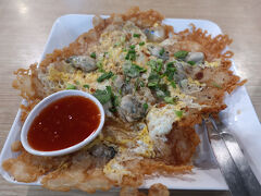 60バーツ(約280円)。
確かに美味いが、脂っこすぎるかも。
もう少しボリュームが欲しかった。

「COUPON」と表示されたカウンターでカードを返却して、お釣りは5バーツ。
MRTブルーラインでベッチャブリーに移動し、21時頃にFXホテル・メトロリンク・マッカサンに帰ってきた。
まさに怒涛のバンコク終日観光を終了し、さすがに疲れてしばらくベッドから起き上がれなかった。