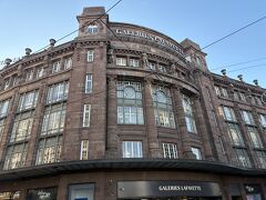 
ギャラリーラファイエット ストラスブール店に来てみました。風格がありますが、パリ店と比べると小規模です。それにパリ店と違って食品フロアがありません。ちょっと残念。

