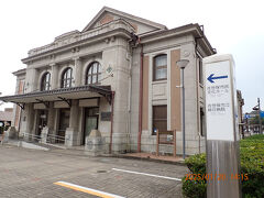 「旧海軍 下士官兵集会所跡」の碑の先に「旧海軍佐世保鎮守府凱旋記念館」があります。ＬＥＤ化の工事をしていましたが、入館できました。