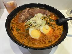 20分ほどで赤羽駅に到着。赤羽駅に降り立つ前にまずは食事。
赤羽駅を通ると「ポッサムユッケジャン麺」が無性に食べたくなる。
盛岡冷麺を使用した温麺は冷麺よりも食べやすい。
ただし、イートインスペースが小さく行列必須である。


