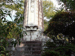 「西海鎮護 亀山八幡宮」境内には「旧佐世保海軍工廠招魂碑」があります。
